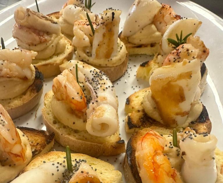 Gourmet bruschetta with shrimp, calamari, and poppy seeds, a burst of ocean flavors.